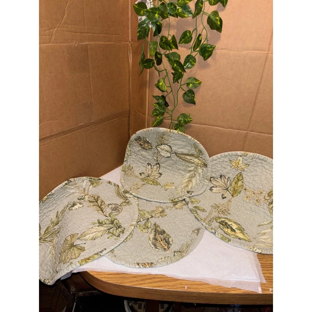 Set of 4 Quilted Round Placemats Sage Green Botanical Leaf Print Scalloped 13.5